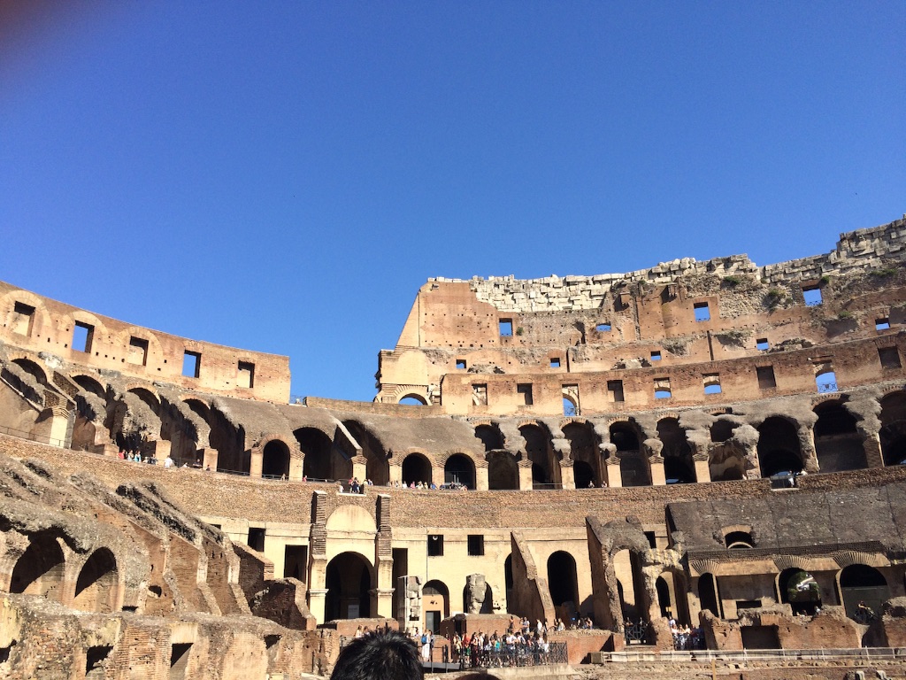 コロッセオの中は圧巻のスケール ローマ半日ツアー イタリア旅行記 トントン拍子